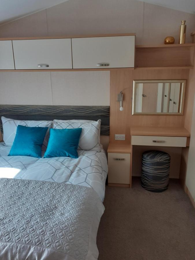 Rick'S Retreat Static Caravan Near The Beach With Free Wifi Лосимът Екстериор снимка
